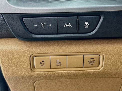 Used 2023 Kia Carnival LX FWD image 10