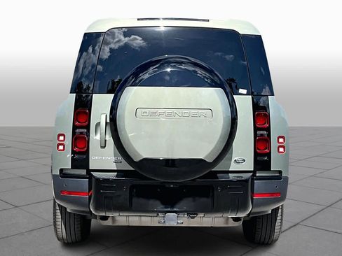 Used 2023 Land Rover Defender 130 SE image 5
