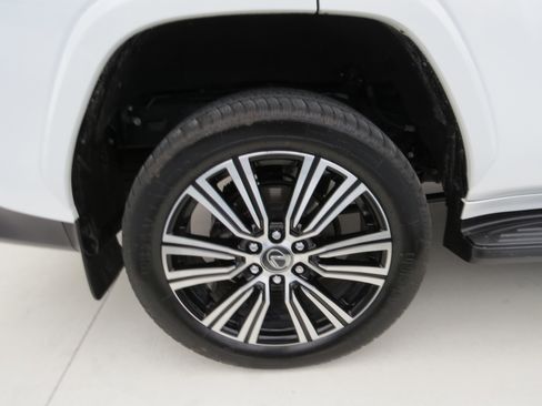 Used 2024 Lexus LX 600 4WD w/ Luxury Package image 11