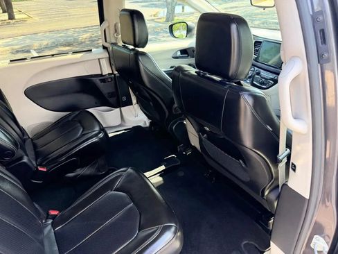Used 2023 Chrysler Pacifica Touring-L FWD image 24