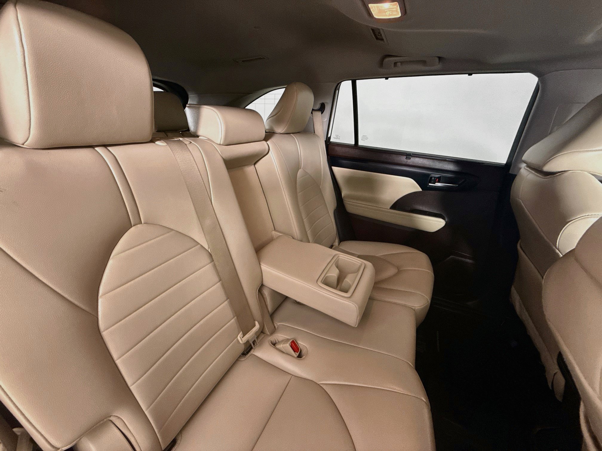 Used 2021 Toyota Highlander XLE AWD/4WD image 30