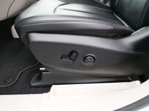 Used 2024 Chrysler Pacifica Touring-L image 18