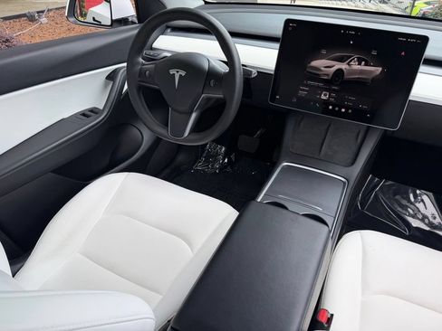 Used 2022 Tesla Model Y Long Range AWD/4WD image 41