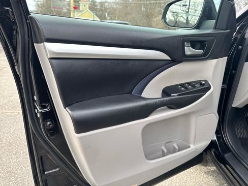 Used 2015 Toyota Highlander XLE AWD/4WD image 25