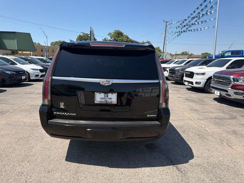 Used 2017 Cadillac Escalade ESV Premium Luxury RWD image 4