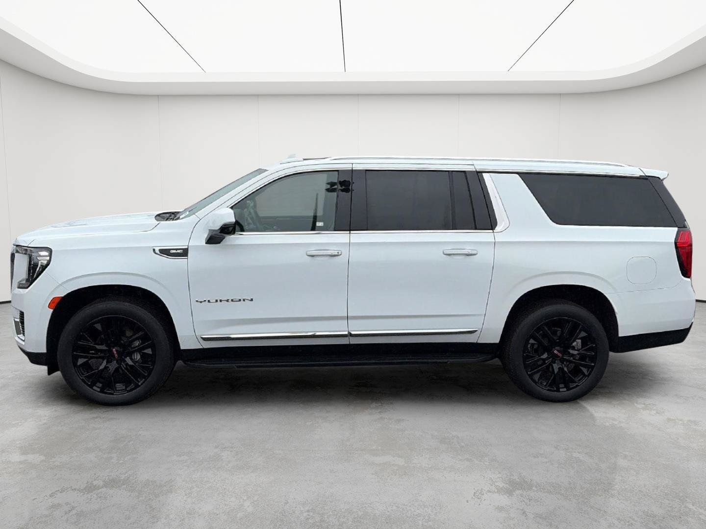 Used 2023 GMC Yukon XL SLT w/ SLT Premium Package AWD/4WD image 4