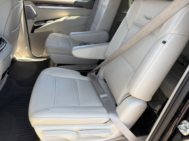 Used 2025 Cadillac Escalade ESV Sport Platinum AWD/4WD image 18