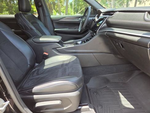 Used 2024 Jeep Grand Cherokee L Altitude RWD image 15