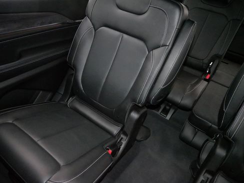 Used 2023 Jeep Grand Cherokee L Overland image 12