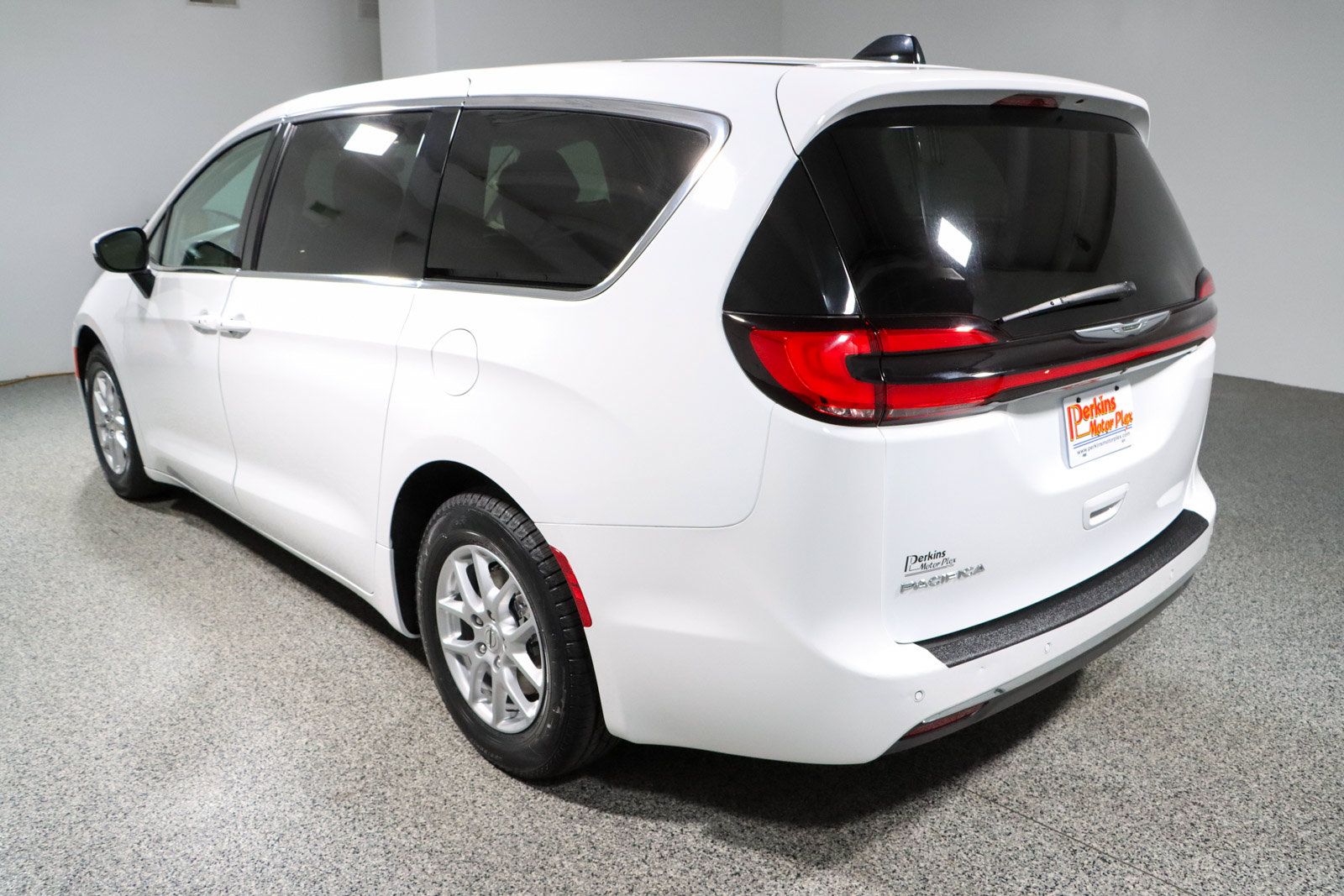 Used 2023 Chrysler Pacifica Touring-L FWD image 9