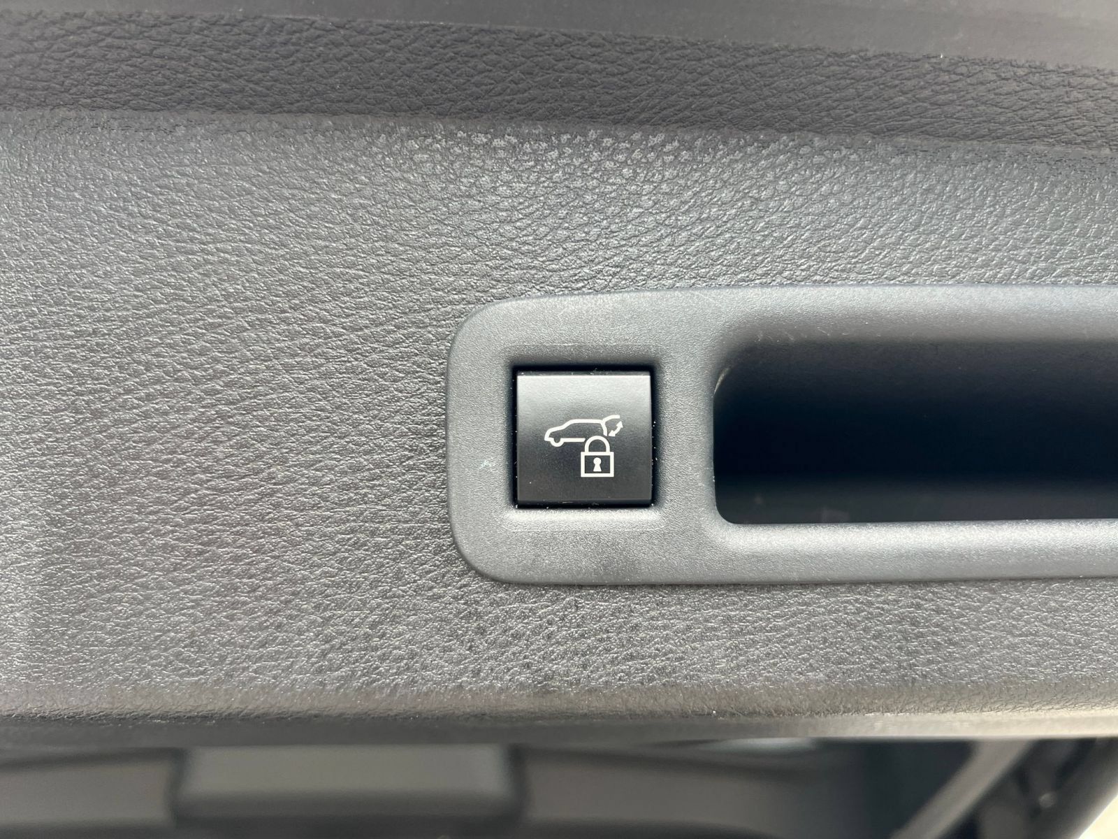 Used 2025 Toyota Sienna XLE FWD image 24
