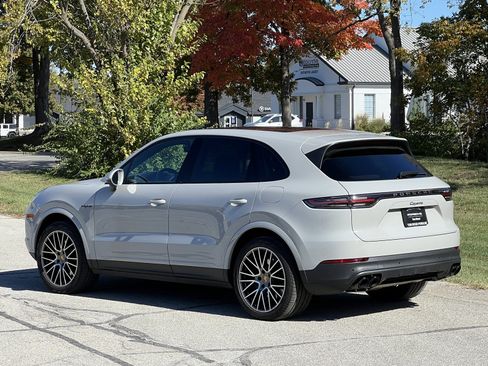 Certified 2022 Porsche Cayenne Platinum Edition image 3
