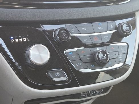 Used 2023 Chrysler Pacifica Touring-L image 20