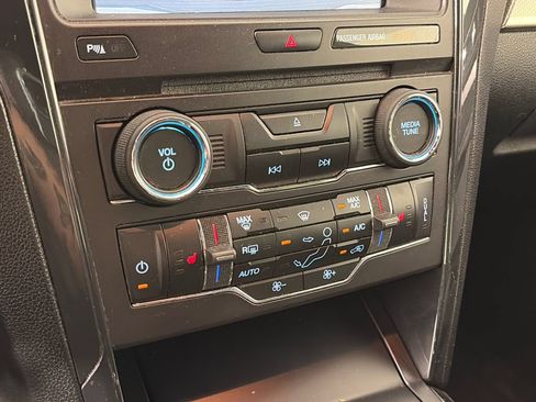 Used 2018 Ford Explorer XLT w/ Equipment Group 202A AWD/4WD image 21