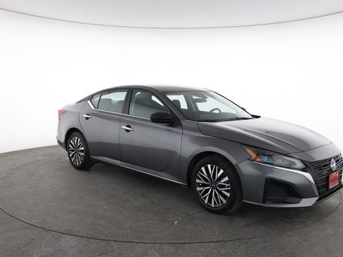 Used 2025 Nissan Altima 2.5 SV image 2