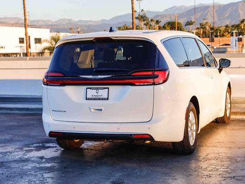 Certified 2024 Chrysler Pacifica Touring-L image 9