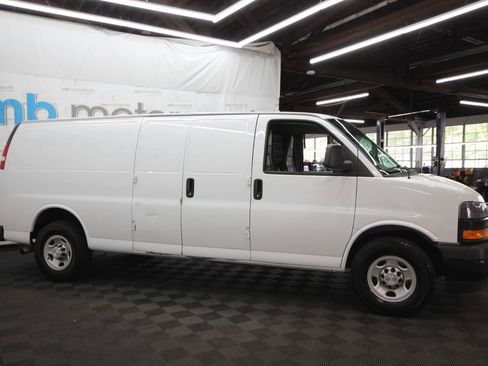 Used 2021 Chevrolet Express 3500 Extended w/ Driver Convenience Package RWD image 9