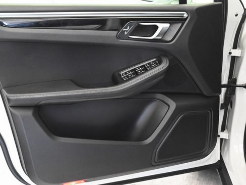 Used 2023 Porsche Macan AWD/4WD image 7