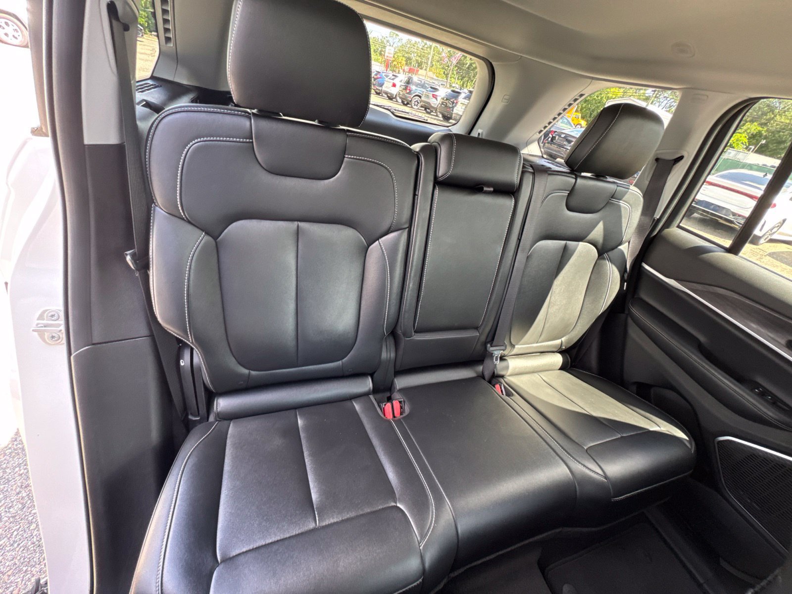 Used 2023 Jeep Grand Cherokee Limited w/ Black Appearance Package AWD/4WD image 18
