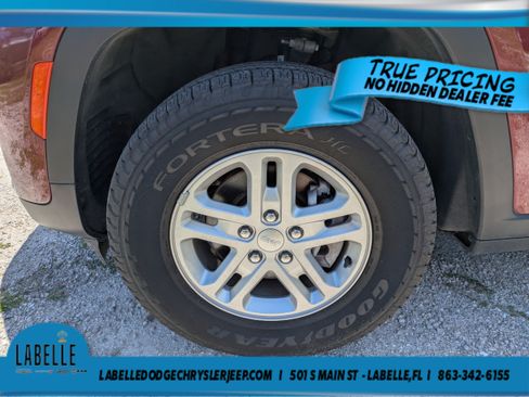 Used 2024 Jeep Grand Cherokee Laredo AWD/4WD image 11