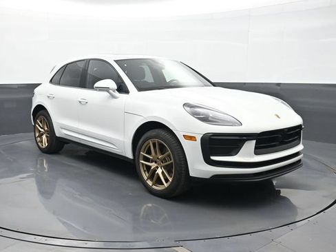Certified 2025 Porsche Macan AWD/4WD image 25