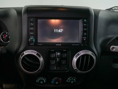 Used 2017 Jeep Wrangler Unlimited Sahara w/ Connectivity Group AWD/4WD image 13