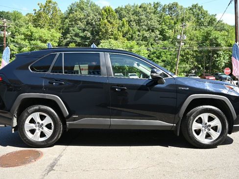 Used 2019 Toyota RAV4 XLE AWD/4WD image 6