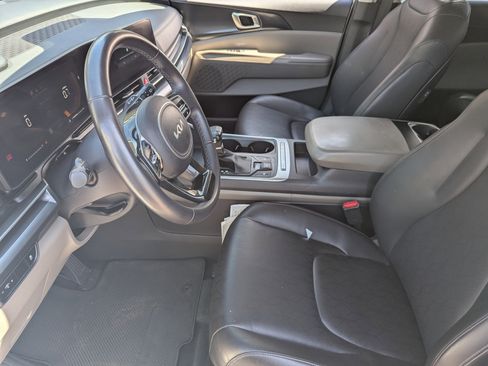 Used 2025 Kia Carnival FWD image 17