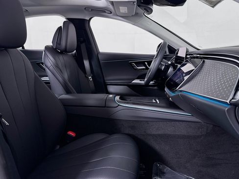 New 2025 Mercedes-Benz E 350 4MATIC Sedan image 6