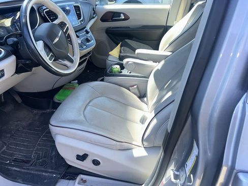 Used 2020 Chrysler Pacifica Limited image 5