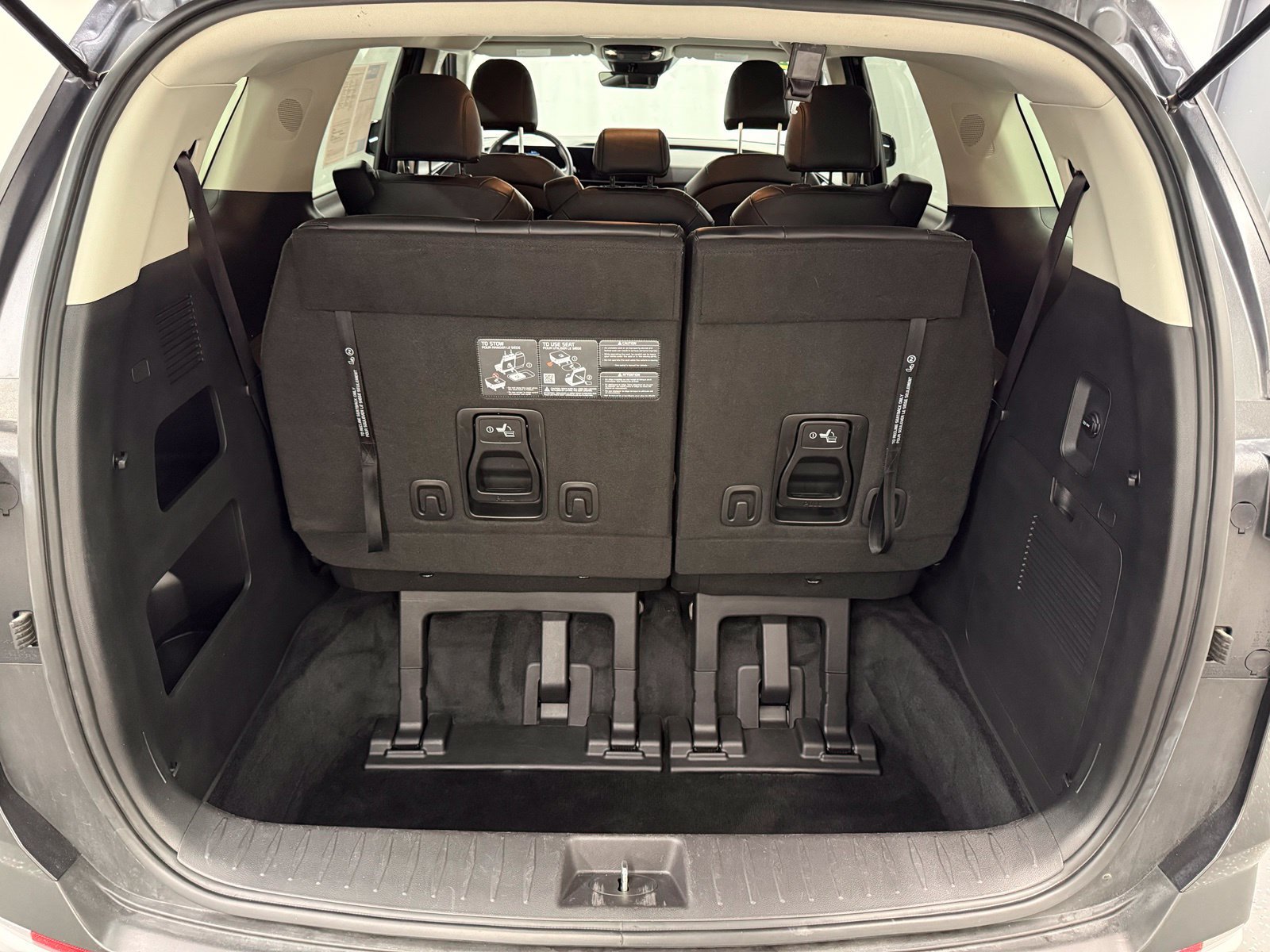 Used 2025 Kia Carnival FWD image 5