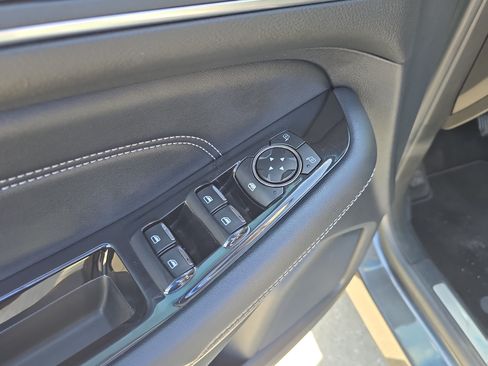 Used 2018 Ford Edge Titanium w/ Equipment Group 302A AWD/4WD image 21