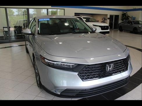 Certified 2023 Honda Accord EX image 3