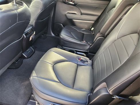 Used 2022 Toyota Highlander XLE image 30