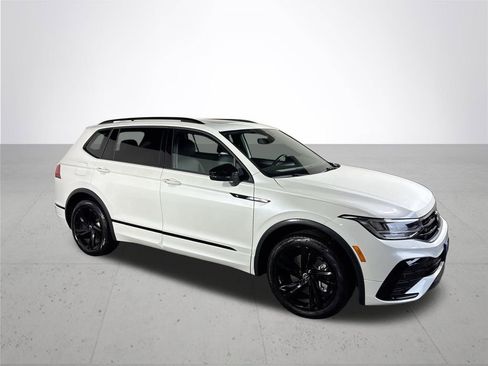 Certified 2023 Volkswagen Tiguan SE R-Line image 4
