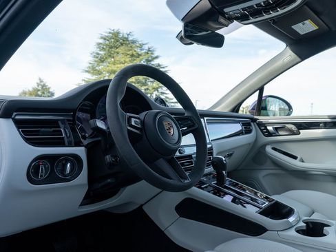 Certified 2026 Porsche Macan S image 4