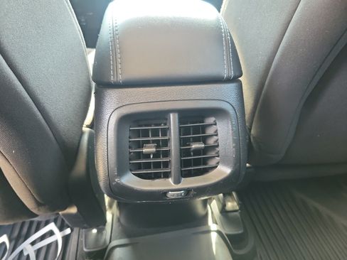 Used 2021 Jeep Cherokee Latitude w/ Mopar Interior Package FWD image 9