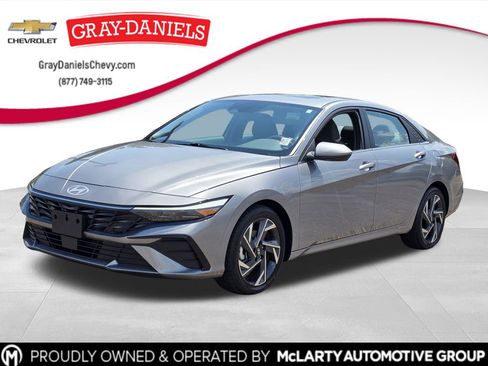 Used 2025 Hyundai Elantra SEL FWD image 1