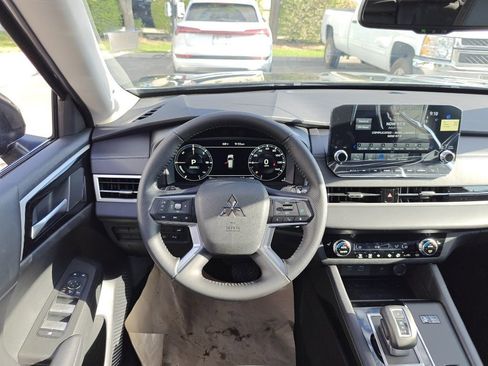 New 2025 Mitsubishi Outlander SE image 24