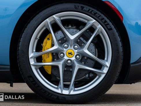 Used 2024 Ferrari Roma Spider RWD image 9