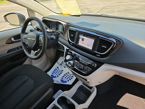 Used 2023 Chrysler Voyager LX FWD image 13