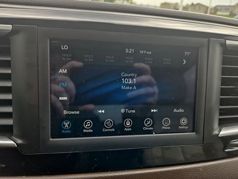 Used 2018 Chrysler Pacifica Touring-L FWD image 18