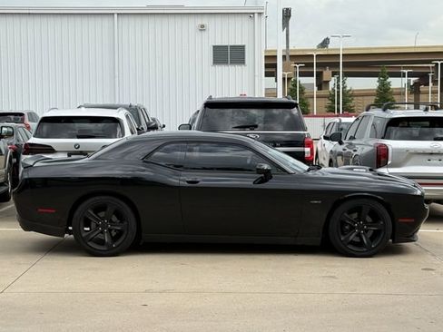 Used 2016 Dodge Challenger R/T RWD image 3