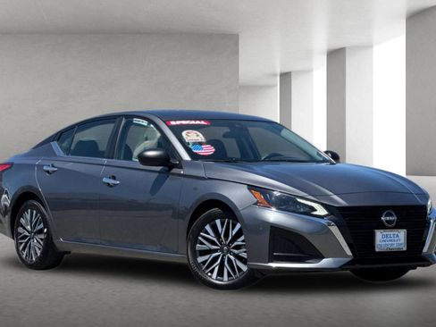 Used 2025 Nissan Altima 2.5 SV FWD image 1