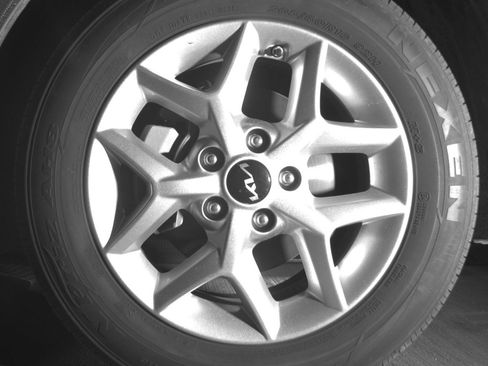 Used 2025 Kia Soul LX w/ LX Technology Package FWD image 12