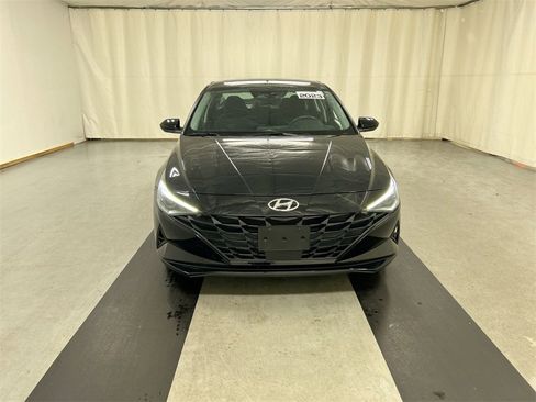 Used 2023 Hyundai Elantra SEL w/ Convenience Package image 3