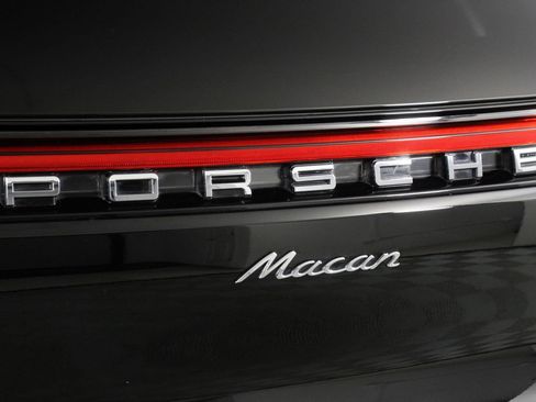 Certified 2023 Porsche Macan AWD/4WD image 22