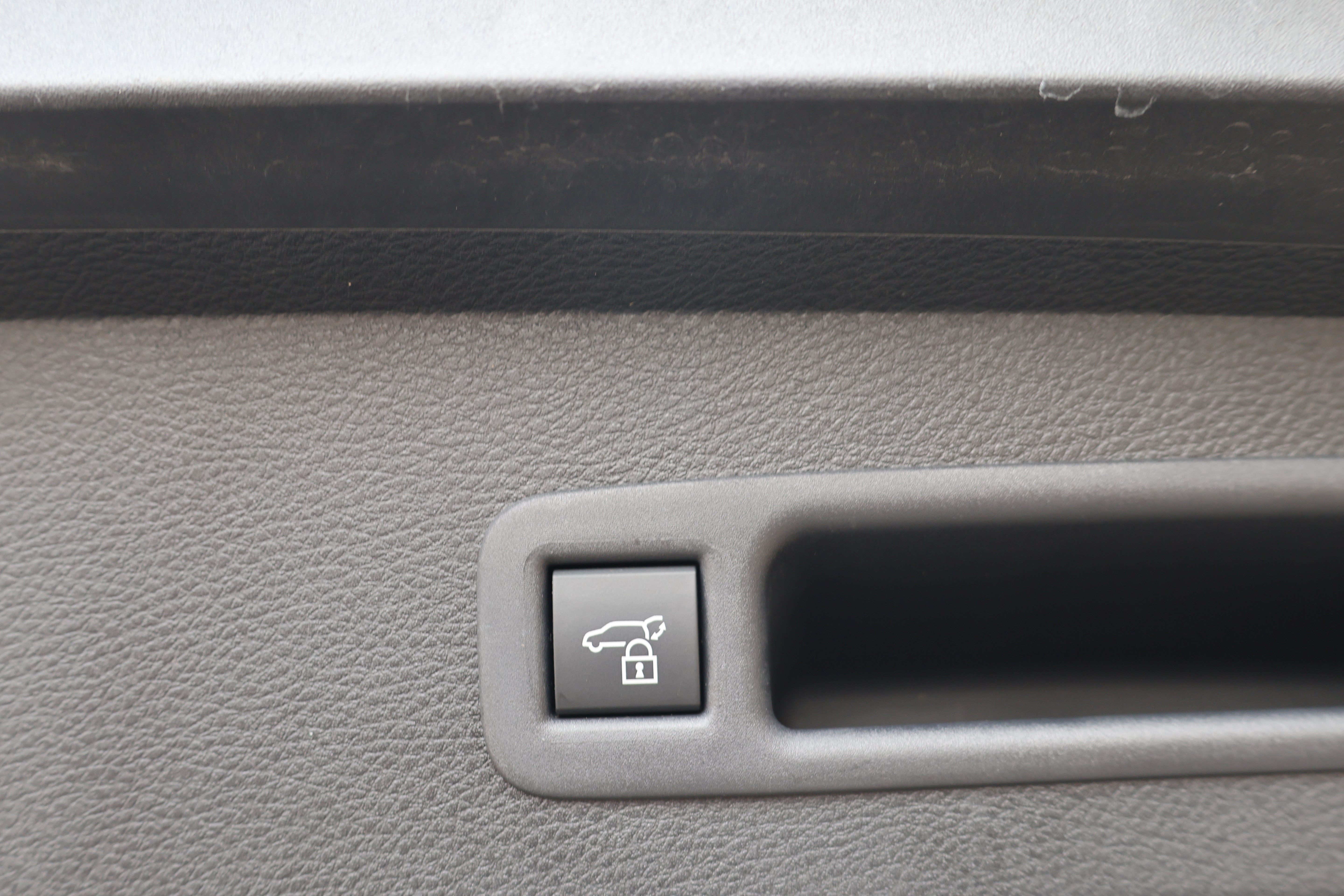 Certified 2025 Toyota Sienna XLE FWD image 6