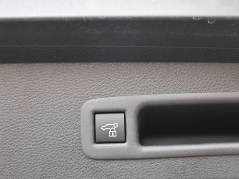 Used 2025 Toyota Sienna XLE FWD image 6