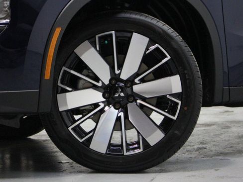 New 2025 Mitsubishi Outlander SE image 3